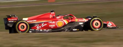 Burago - FERRARI F1  SF-24 TEAM SCUDERIA FERRARI N 55 IMOLA GP 2024 CARLOS SAINZ - WITH PILOT AND SHOWCASE RED BLACK