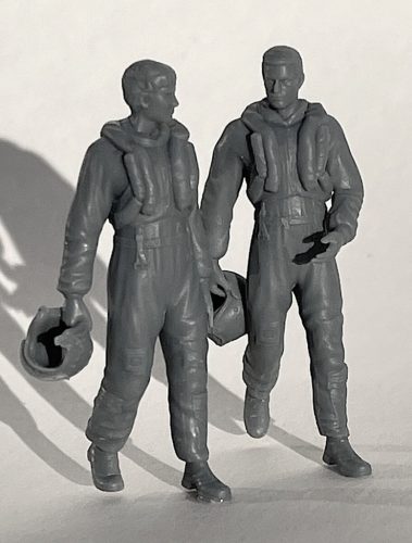 Pilot Replicas - 1/48 RAF pilots, late 1950s and 1960s 2 waling pilots with Mk.1A helmets in the hand