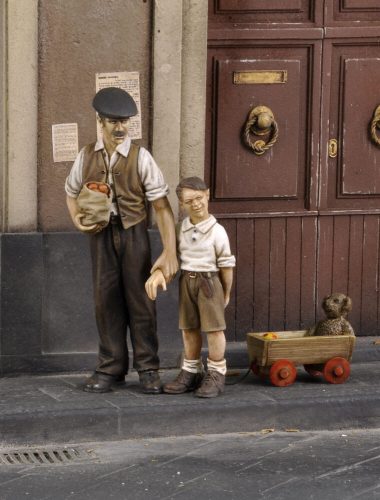 Royal Model - Civilian man with children-WWII