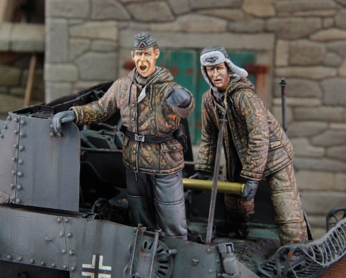 Royal Model - German tankers in winter dress loading ammo-2 fig.