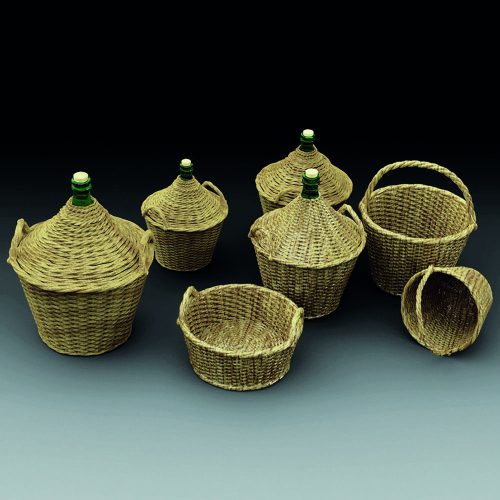 Royal Model - Demijohns and wicker baskets