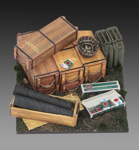 Royal Model - Base with 105 mm Ammo with Cases  cm4x4